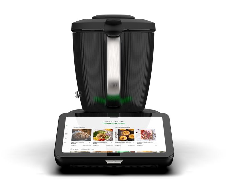 Le Thermomix TM7 noir, vu de face avec son écran tactile de 10 pouces